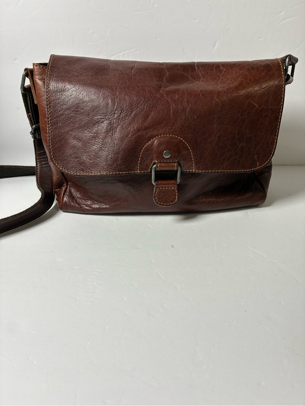 Classic Brown Leather Messenger Bag - Timeless Men's Crossbody - Picture 3 of 9